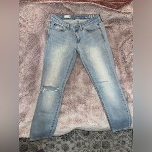 Size 28 Always skinny light denim Gap jeans. Mid-Rise.